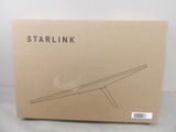 La boîte contenant la table Starlink est ouverte et prête à l'emploi.