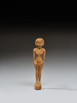 une figurine égyptienne en bois sculpté représentant une femme