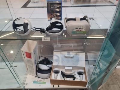 une vitrine en verre contenant divers objets