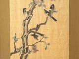 une photo d'un tableau représentant des oiseaux perchés sur un arbre
