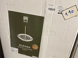une photo d'un réfrigérateur qui se trouve dans le magasin
