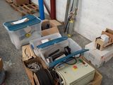 beaucoup de cartons et d'autres articles sur une palette