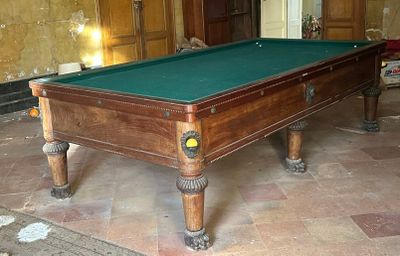 une table de billard au milieu d'une pièce