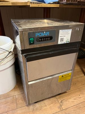 une photo d'une machine à glaçons professionnelle dans une cuisine