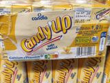 une boîte de bonbons sur une étagère du magasin