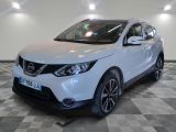 une Nissan QX-V blanche garée sur un sol à damier