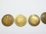 un ensemble de trois pièces d'or sur lesquelles figure un blason