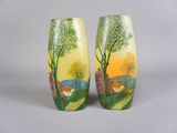 deux vases décorés de motifs représentant des arbres et des maisons