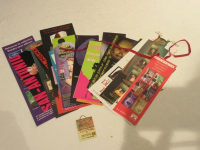 beaucoup de livres sur la table