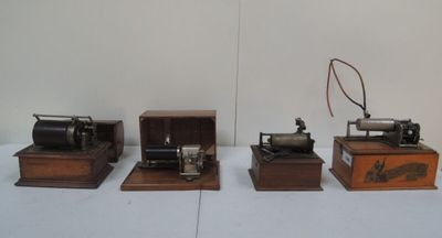 trois petites machines posées les unes à côté des autres sur une table