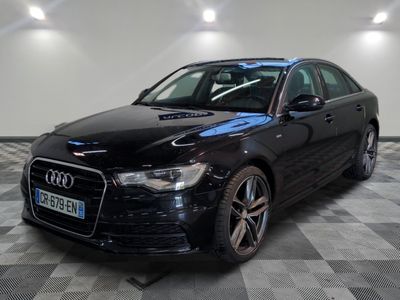 une image d'une voiture audi noire dans une salle d'exposition