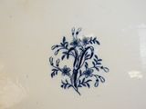 une assiette bleue et blanche ornée d'un motif floral