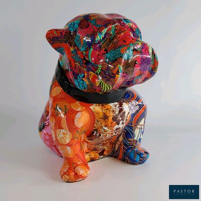 une statue colorée représentant un chien assis sur une table