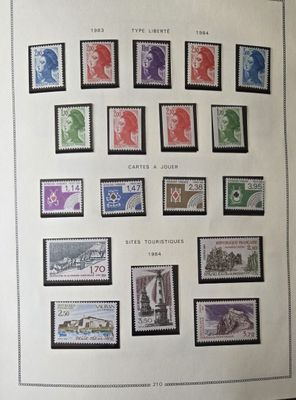 la photo d'un livre avec des timbres