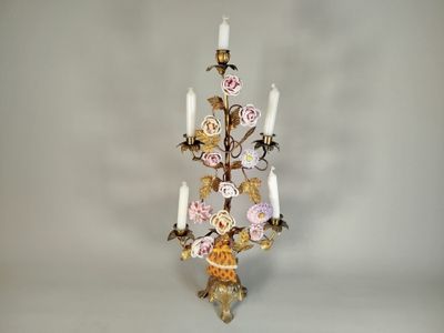 une applique murale ornée d'un bouquet de fleurs