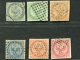 quatre timbres de couleurs différentes sur un fond noir
