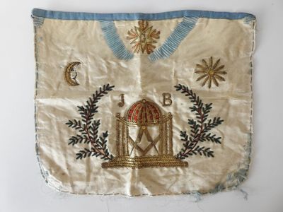 une vieille écharpe maçonnique brodée, ornée d'une croix et d'autres symboles