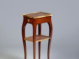 l'image d'une petite table en bois surmontée d'une étagère