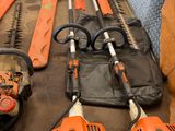 de nombreux types d'outils de jardinage et d'entretien de la pelouse posés sur la table