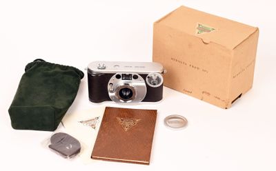 un appareil photo et un livre posés à côté d'une boîte