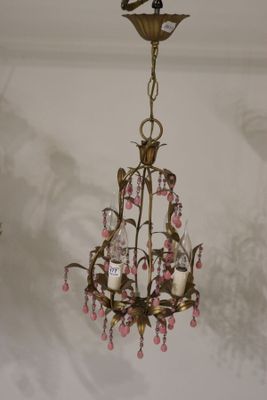 un lustre suspendu au plafond d'une pièce