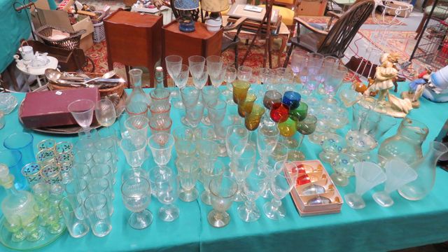 Important lot de verres dépareillés : flûtes, verres à vin, verre...