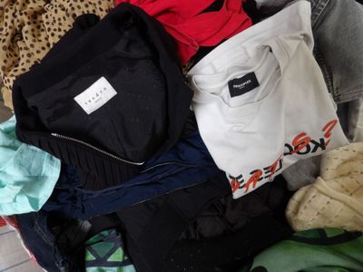 une pile de vêtements sur un lit