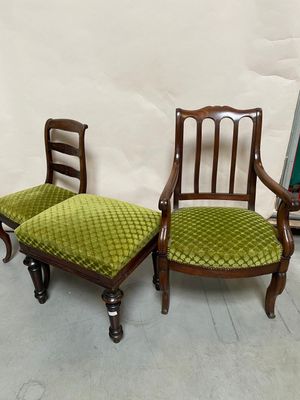 Un FAUTEUIL, une CHAISE et un TABOURET en bois teinté sculpt…