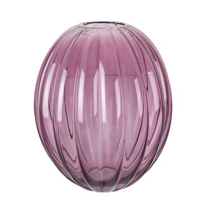 un vase violet posé sur une surface blanche