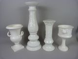 quatre vases et un bougeoir posés sur une table