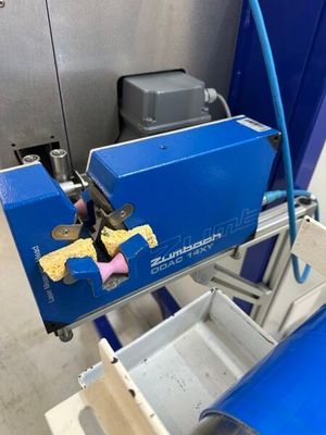 l'image d'une machine posée sur une table