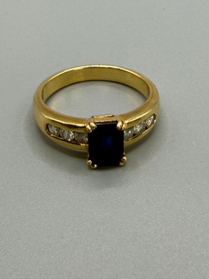 Une bague en or jaune sertie d'un saphir taille émeraude épa…