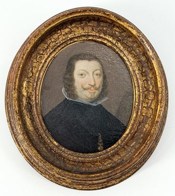 portrait d'un homme vêtu d'un manteau noir à col blanc
