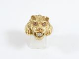 une image représentant une bague en or ornée d'une tête de lion