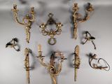de nombreuses appliques anciennes accrochées au mur