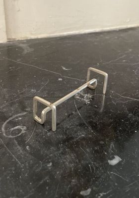 une photo d'une poignée métallique posée sur une table