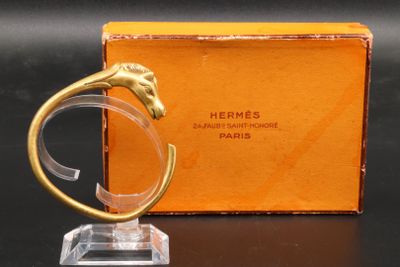 an image of a gold ring with a horse head on top of it