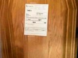 une armoire en bois sur laquelle est accrochée une pancarte