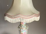 une lampe posée sur une table et munie d'un abat-jour