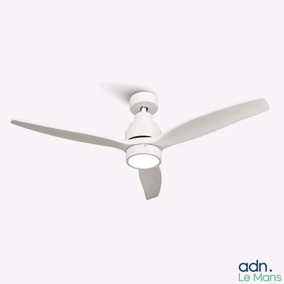 un gros plan d'un ventilateur de plafond blanc équipé d'une lampe