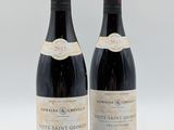 deux bouteilles de vin posées l'une à côté de l'autre sur une surface blanche