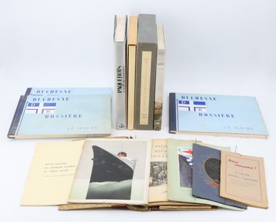 plusieurs livres sont empilés sur une surface blanche