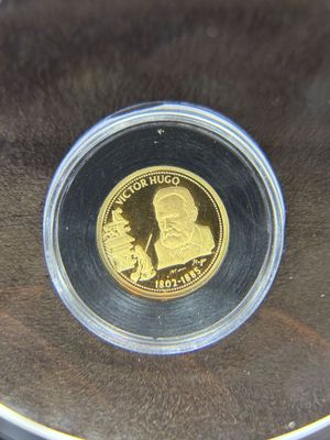 une pièce d'or portant l'image d'un homme et d'une femme