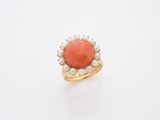 une bague en corail et diamants, signée Van Cleef