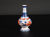 un vase bleu et blanc posé sur une table noire