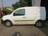 une camionnette blanche garée dans un parking