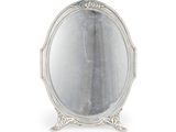 un miroir ancien plaqué argent sur pied, avec un fond blanc