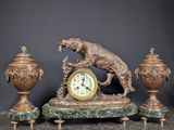 une statue représentant un chien au sommet d'une horloge et deux vases