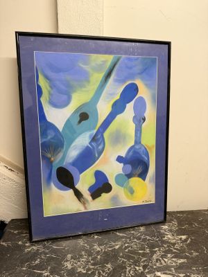tableau encadré représentant une peinture abstraite bleue et jaune sur une surface en marbre