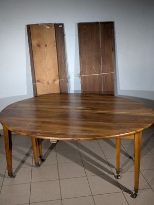 a table with two chairs sitting on it in a room